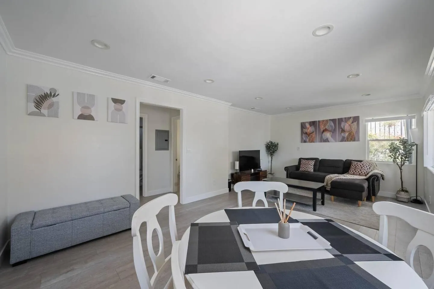Serene Home In Central Burbank
