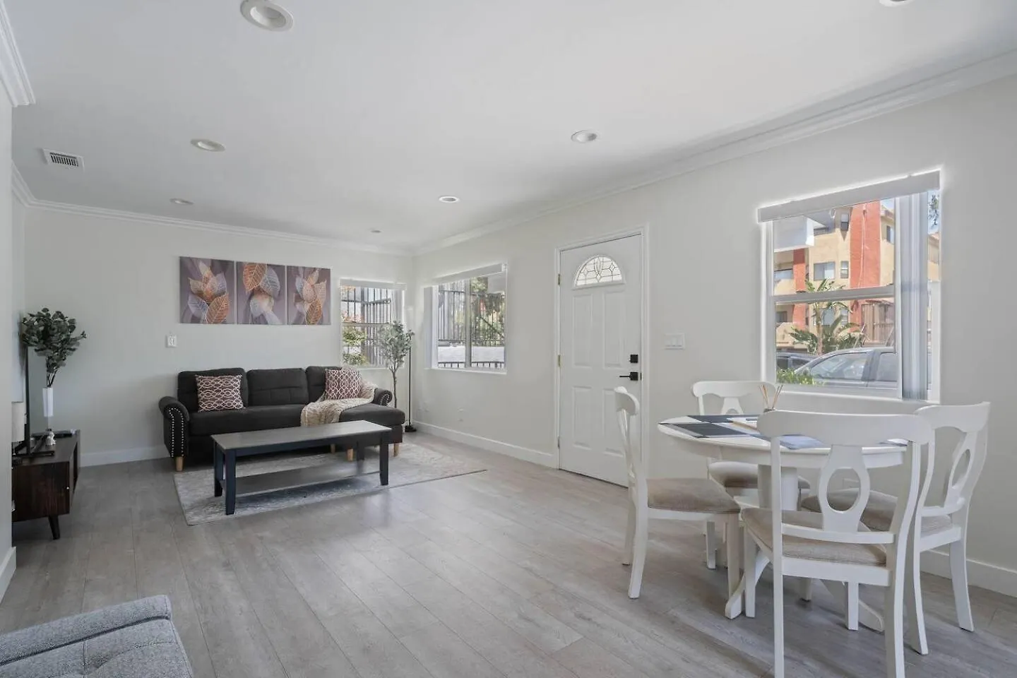 Serene Home In Central Burbank location